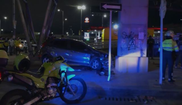 Bandidos se accidentaron mientras huían de la Policía Unos ladrones intentaron húrtales un vehículo a una familia en la localidad de Puente Aranda, sin embargo, las víctimas pusieron resistencia y dieron aviso a las autoridades, por lo que los bandidos se dieron a la fuga, pero en la huida, chocaron contra un andén y una viga en la avenida NQS.
