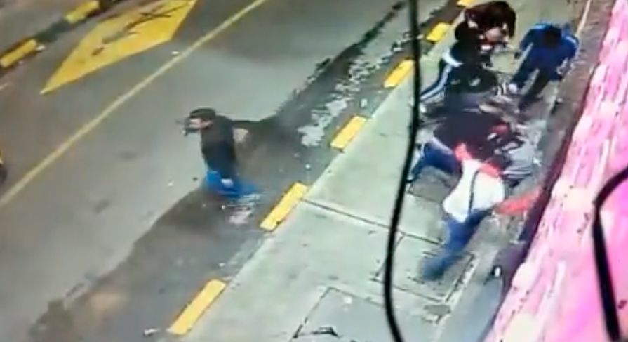 EN VIDEO: Batalla campal de barristas en Kennedy 2 EN VIDEO: Batalla campal de barristas en Kennedy Dos jóvenes barristas del América resultaron heridos en este hecho, luego de que sus agresores -quienes portaban prendas azules- los acorralaran y agredieran con armas blancas. Ambas víctimas sufrieron heridas de gravedad, pues recibieron entre 8 y 12 puñaladas.