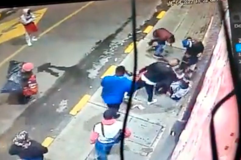 EN VIDEO: Batalla campal de barristas en Kennedy 1 EN VIDEO: Batalla campal de barristas en Kennedy Dos jóvenes barristas del América resultaron heridos en este hecho, luego de que sus agresores -quienes portaban prendas azules- los acorralaran y agredieran con armas blancas. Ambas víctimas sufrieron heridas de gravedad, pues recibieron entre 8 y 12 puñaladas.