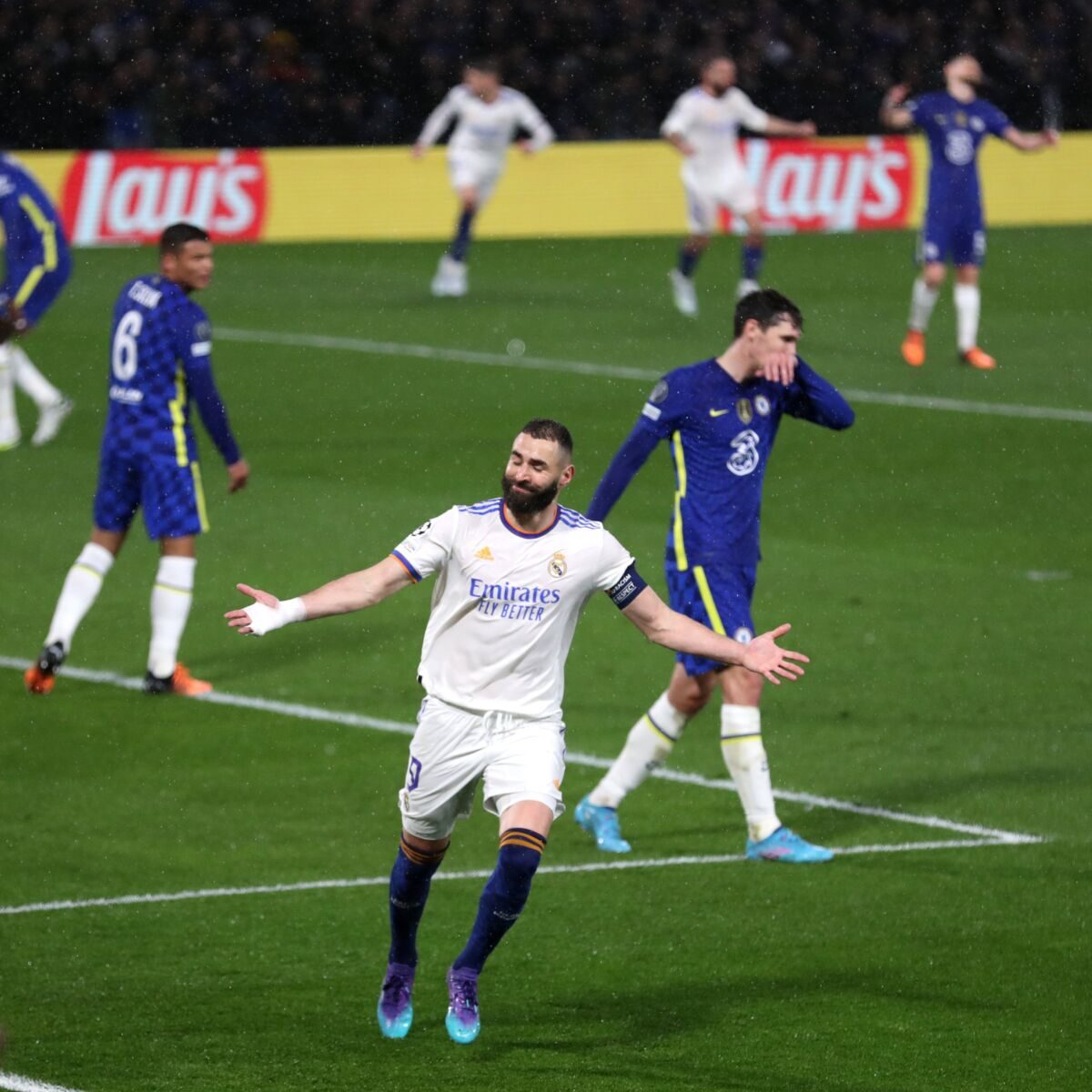 Doble victoria española en jornada de cuartos de la 'Champions' 1 Doble victoria española en jornada de cuartos de la 'Champions' El Real Madrid se impuso 3-1 al Chelsea en Londres este miércoles, con una tripleta de Karim Benzema, en la ida de los cuartos de final de la 'Champions League', así consigue una ventaja importante de cara a la vuelta la próxima semana en el Estadio Santiago Bernabéu.