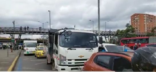 Ciudadanos bloquean la carrera 30 porque no han podido pagar sus impuestos En el momento se registran bloqueos en la carrera 30 con calle 26, por parte de ciudadanos inconformes, que no han podido pagar sus impuestos y que denuncian que la Secretaría de Hacienda no los ha atendido, ni les han dado solución.