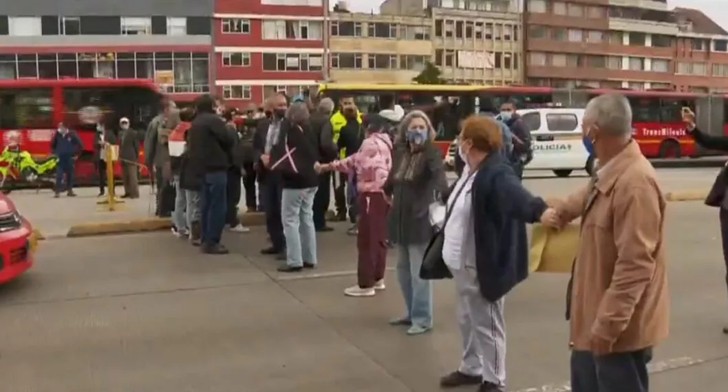 Ciudadanos bloquean la carrera 30 porque no han podido pagar sus impuestos En el momento se registran bloqueos en la carrera 30 con calle 26, por parte de ciudadanos inconformes, que no han podido pagar sus impuestos y que denuncian que la Secretaría de Hacienda no los ha atendido, ni les han dado solución.