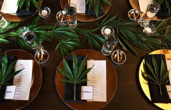 Detienen a novia que le puso marihuana a la comida de su boda 1 Detienen a novia que le puso marihuana a la comida de su boda Una mujer de Florida, en el sureste de Estados Unidos, acabó entre rejas tras decidir mezclar marihuana con la comida servida durante su banquete de bodas en febrero, informaron medios locales este jueves.