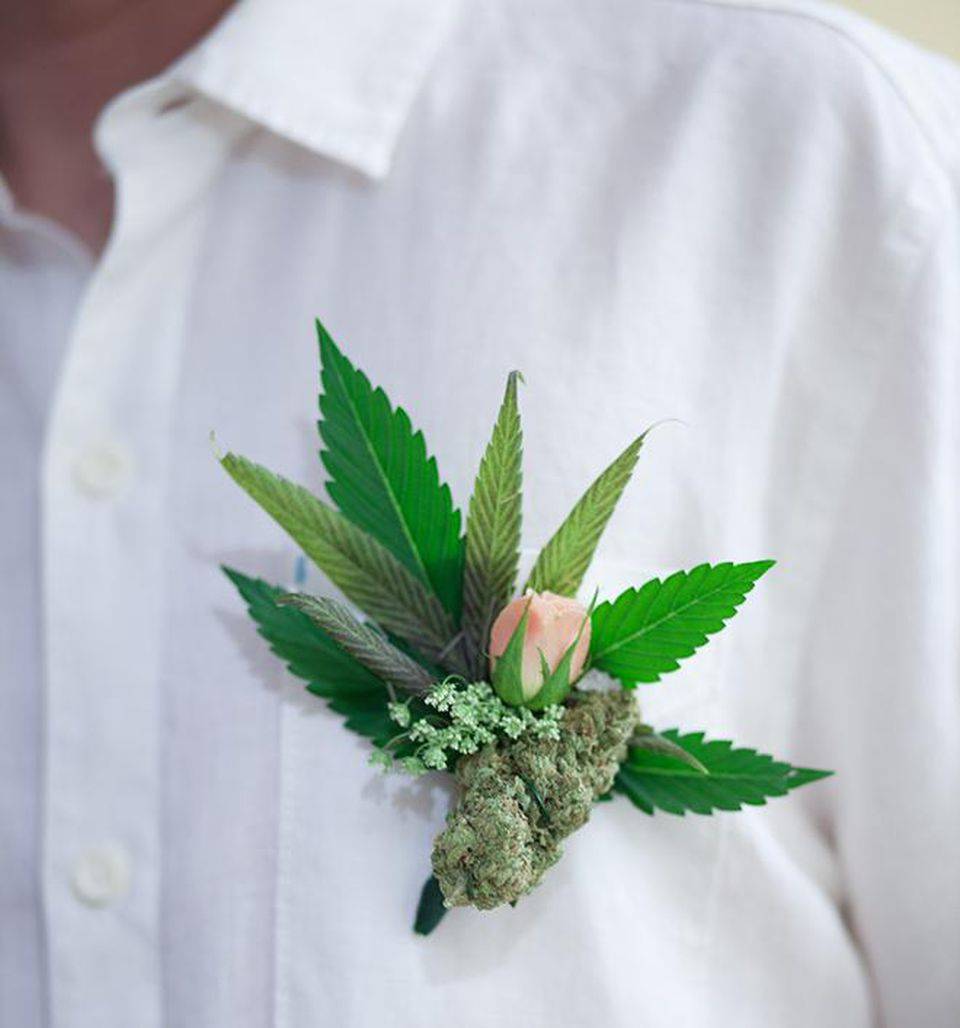 Detienen a novia que le puso marihuana a la comida de su boda 2 Detienen a novia que le puso marihuana a la comida de su boda Una mujer de Florida, en el sureste de Estados Unidos, acabó entre rejas tras decidir mezclar marihuana con la comida servida durante su banquete de bodas en febrero, informaron medios locales este jueves.