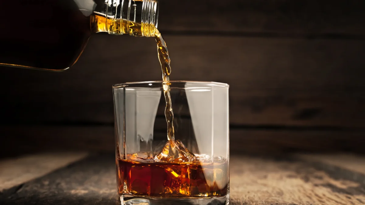 Niña de 4 años muere al tomarse una botella de whisky, su abuela la obligo 4 Niña de 4 años muere al tomarse una botella de whisky, su abuela la obligo Una pequeña niña de tan solo 4 años de edad murió de manera extraña, por lo que las autoridades, en medio de investigación, encontraron que al parecer la menor fue obligada por su abuela a tomarse una botella de whisky.
