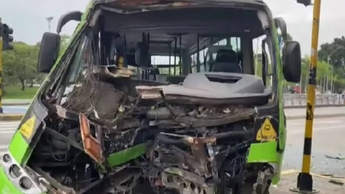 El estado de salud del conductor del Mío, involucrado en el choque de Freddy Rincón 1 El estado de salud del conductor del Mío, involucrado en el choque de Freddy Rincón El conductor del bus alimentador del Mío, que chocó con la camioneta en la que iba el exfutbolista Freddy Rincón, habló sobre su estado de salud, pues, además de múltiples fracturas, tiene comprometida la tibia y la rodilla de una de sus piernas.