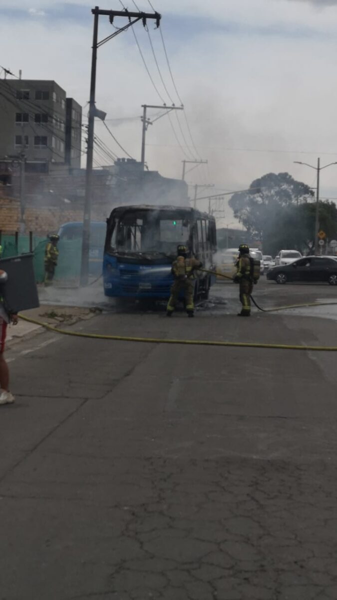 Bus de Sitp se incendió por un corto Un bus del SITP que transitaba por la calle 1 con carrera 24B y que cubría la ruta Bachué -Bosque San Carlos, se prendió en llamas este viernes santo sobre las 12:40 de la tarde en Bogotá, al parecer por un corto circuito.