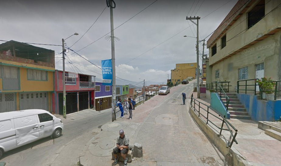 Les dispararon en la puerta de su casa, en Ciudad Bolívar 1 Les dispararon en la puerta de su casa, en Ciudad Bolívar Hasta una vivienda ubicada en la parte alta de la localidad de Ciudad Bolívar, en jurisdicción del barrio Vista Hermosa, llegaron dos hombres a timbrar en una casa. Parecían amigos de los inquilinos del inmueble que iban de visita.