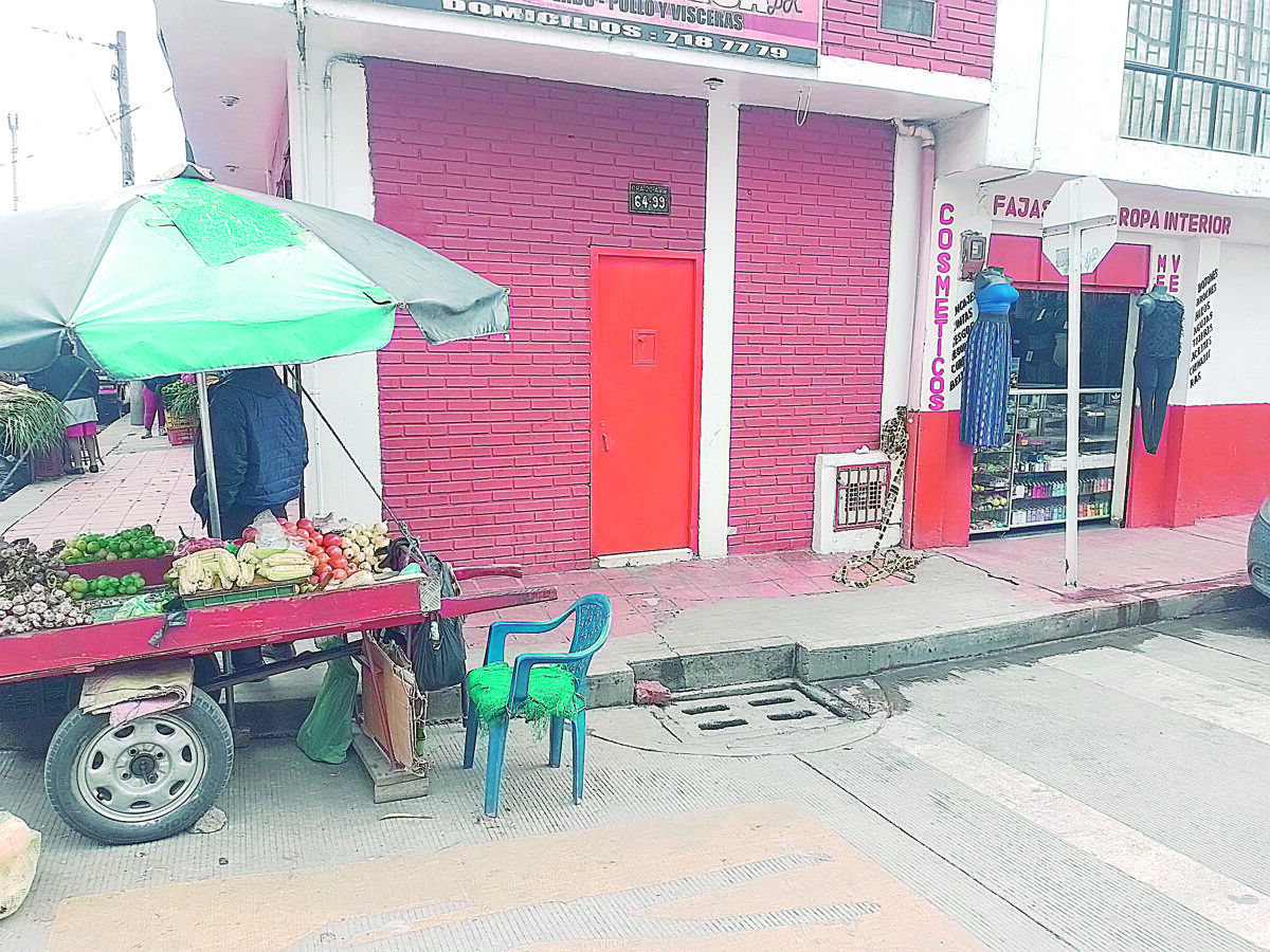 Homicidio bajo la lluvia en Ciudad Bolívar 6 Homicidio bajo la lluvia en Ciudad Bolívar La noche de este lunes, la tranquilidad del barrio San Francisco (Ciudad Bolívar) fue alterada cuando en la esquina de la Carrera 20A sur con Calle 64, a las 9:30 de la noche y en medio de uno de los tantos aguaceros que han caído por estos días en la capital, se escuchó un disparo que acabó con la vida de Jesús Alfredo Ríos, de 45 años.