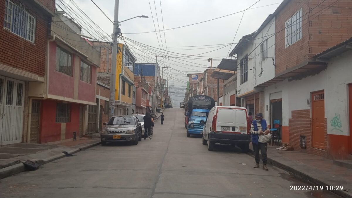 Homicidio bajo la lluvia en Ciudad Bolívar 1 Homicidio bajo la lluvia en Ciudad Bolívar La noche de este lunes, la tranquilidad del barrio San Francisco (Ciudad Bolívar) fue alterada cuando en la esquina de la Carrera 20A sur con Calle 64, a las 9:30 de la noche y en medio de uno de los tantos aguaceros que han caído por estos días en la capital, se escuchó un disparo que acabó con la vida de Jesús Alfredo Ríos, de 45 años.