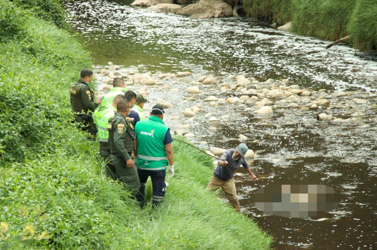 Hallan cuerpo de una mujer en el río Tunjuelito A a la orilla del río Tunjuelo apareció en la mañana de ayer el cadáver de una mujer. Su cuerpo estaba semidesnudo, solo portaba una camiseta que le cubría el rostro. El cauce del río la habría arrastrado hasta ese cúmulo de piedras que arropan el tramo del río, que colinda con la Calle 71 sur con Carrera 3J (sentido Sur-Norte), justo detrás del botadero Doña Juana.