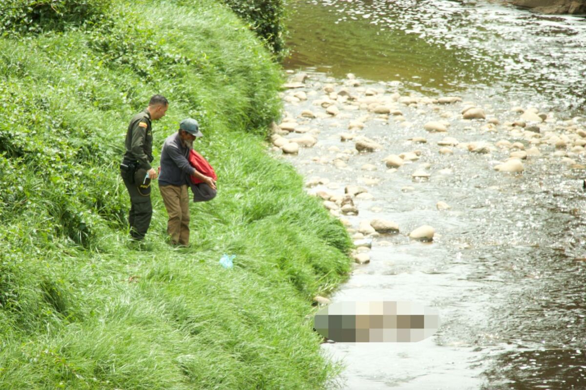 Hallan cuerpo de una mujer en el río Tunjuelito 1 Hallan cuerpo de una mujer en el río Tunjuelito A a la orilla del río Tunjuelo apareció en la mañana de ayer el cadáver de una mujer. Su cuerpo estaba semidesnudo, solo portaba una camiseta que le cubría el rostro. El cauce del río la habría arrastrado hasta ese cúmulo de piedras que arropan el tramo del río, que colinda con la Calle 71 sur con Carrera 3J (sentido Sur-Norte), justo detrás del botadero Doña Juana.