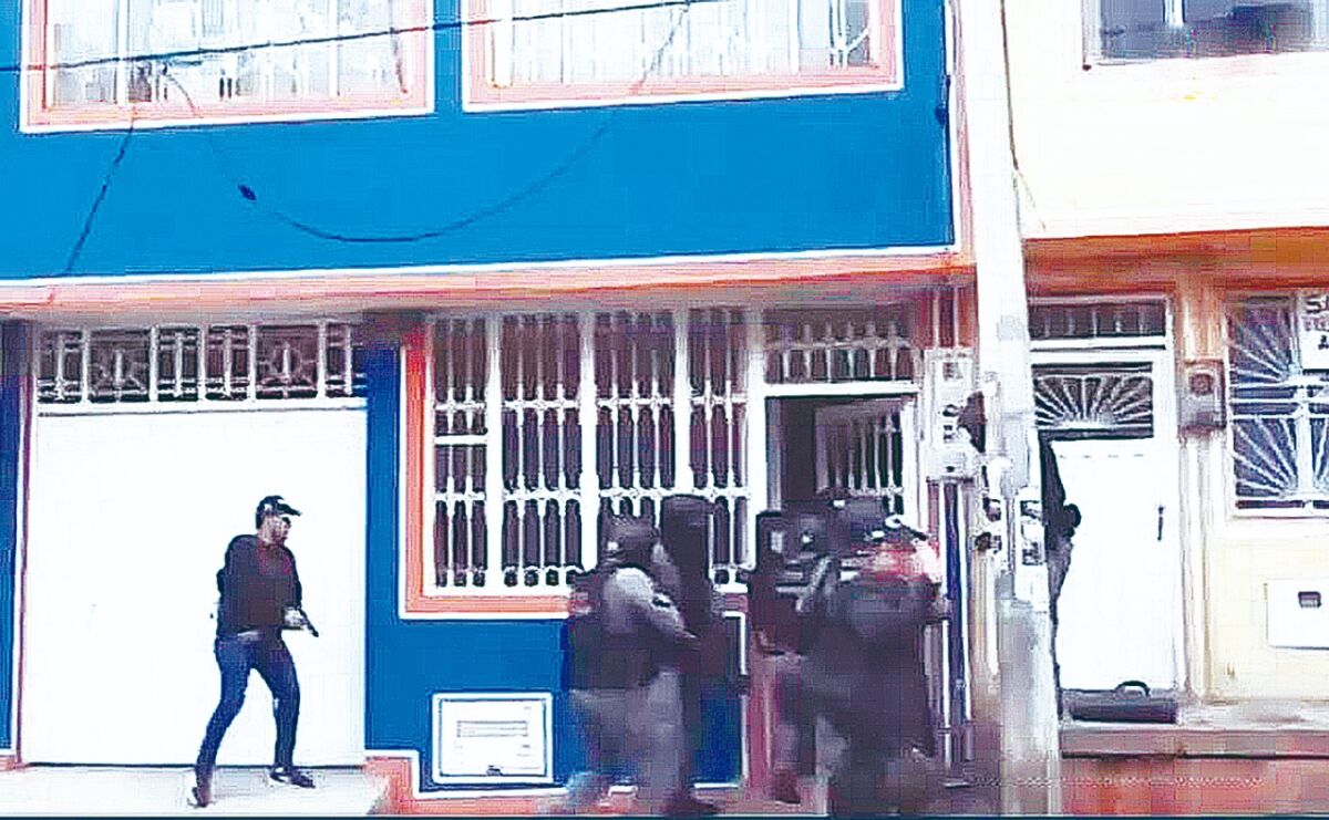 Cayó presunto cabecilla de disidencias de las Farc 1 Cayó presunto cabecilla de disidencias de las Farc La Fiscalía, junto con la Dirección Especializada contra las Organizaciones Criminales y unidades especializadas del CTI, y con apoyo del Ejército Nacional, capturaron ayer a César Alejandro Díaz Montenegro, alias ‘Piter’ o ‘Aldair’, uno de los presuntos cabecillas de las estructuras del grupo disidente de las Farc ‘Segunda Marquetalia’, que está acentuado en Huila y Caquetá. Un fiscal le imputó a alias ‘Piter’ o ‘Aldair’ el cargo de concierto para delinquir agravado.