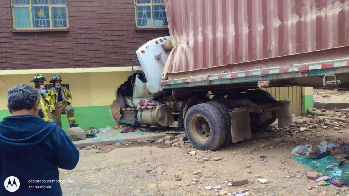 Pánico en Ciudad Bolívar por tractomula que impactó contra una casa En la carrera 17 A Bis con calle 62 sur, en el barrio Meissen, se vivieron momentos de tensión cuando una tractomula terminó colisionando contra una de las fachas de un casa en la localidad de Ciudad Bolívar.