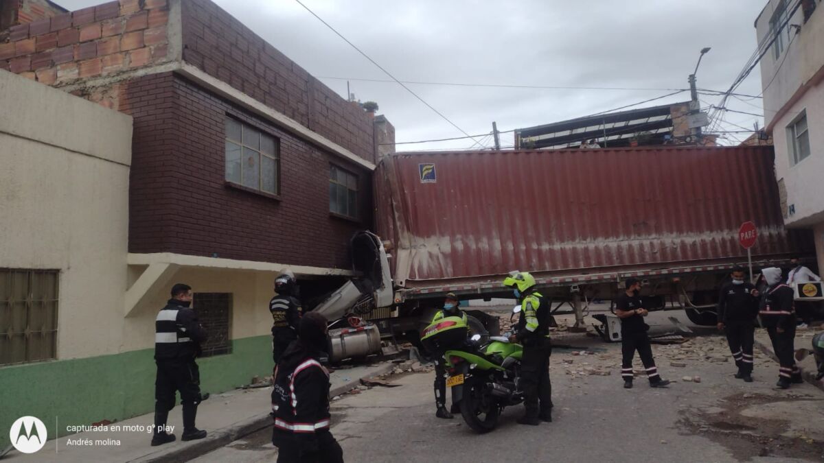 Pánico en Ciudad Bolívar por tractomula que impactó contra una casa 1 Pánico en Ciudad Bolívar por tractomula que impactó contra una casa En la carrera 17 A Bis con calle 62 sur, en el barrio Meissen, se vivieron momentos de tensión cuando una tractomula terminó colisionando contra una de las fachas de un casa en la localidad de Ciudad Bolívar.