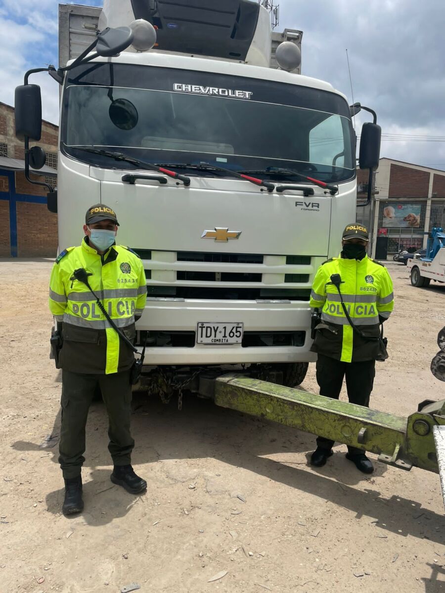 Falsos policías hurtaron camión y retuvieron al conductor 1 Falsos policías hurtaron camión y retuvieron al conductor Criminales abordaron a un conductor sobre la calle 80, haciéndose pasar por policías, allí subieron a la víctima a un vehículo particular, le quitaron sus pertenencias y se llevaron el camión en que se movilizaba.