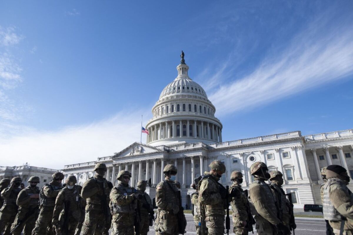 Evacúan Capitolio de Estados Unidos por amenaza aérea 2 Evacúan Capitolio de Estados Unidos por amenaza aérea Hace pocos minutos, la policía ordenó la evacuación del Capitolio, sede del Congreso estadounidense en Washington, de manera urgente e inmediata por una presunta amenaza aérea.