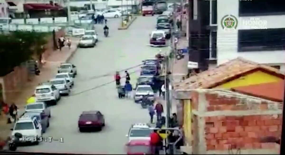 Capturan a 'Las Explosivistas' por extorsión 2 Capturan a 'Las Explosivistas' por extorsión Cuatro mujeres, quienes conformaban el grupo delincuencial conocida como 'Las Explosivistas', fueron capturadas en las últimas horas producto de un trabajo articulado entre el Gaula de Cundinamarca, Sipol y la Fiscalía.