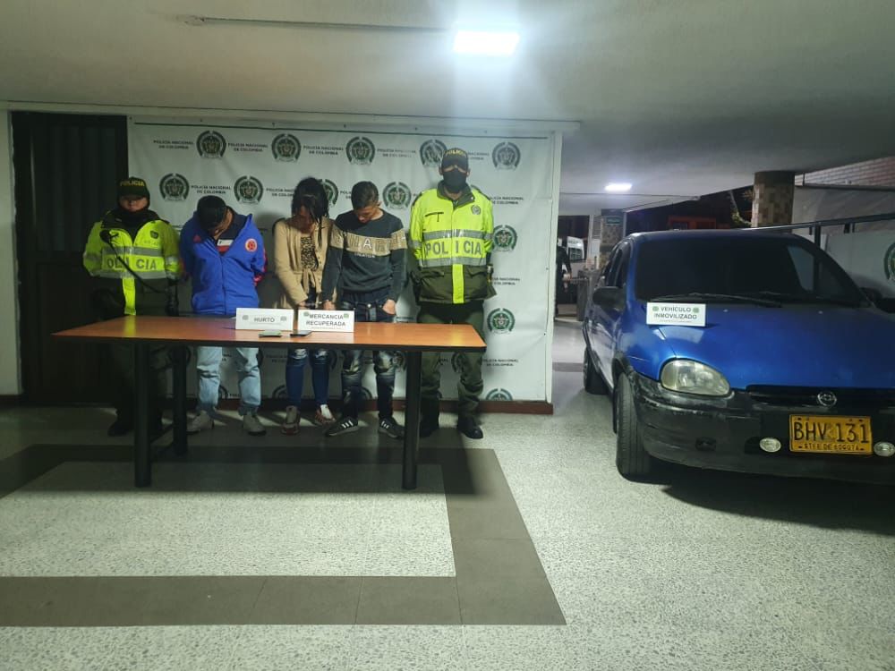 Tres pillos fueron capturados por robar en Transmilenio 3 Tres pillos fueron capturados por robar en Transmilenio Con una rápida reacción del cuadrante de la policía, fueron capturados tres hombres que se encargaban de hurtar a los usuarios de la estación de TransMilenio de la Calle 85, la noche de este jueves.