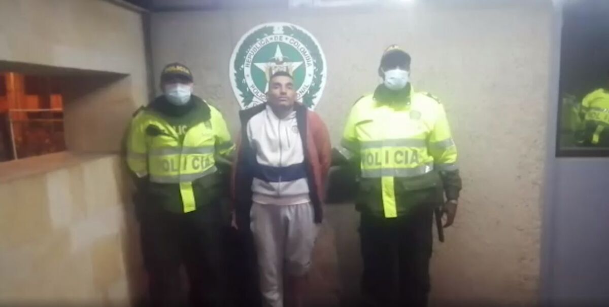 Agarran a pillo en el barrio La Estrella 6 Agarran a pillo en el barrio La Estrella En las ultimas horas, las autoridades informaron que se logró la captura de un pillo que le hurtó un celular a un conductor del Sitp, en el barrio La Estrella de la localidad de Ciudad Bolívar.