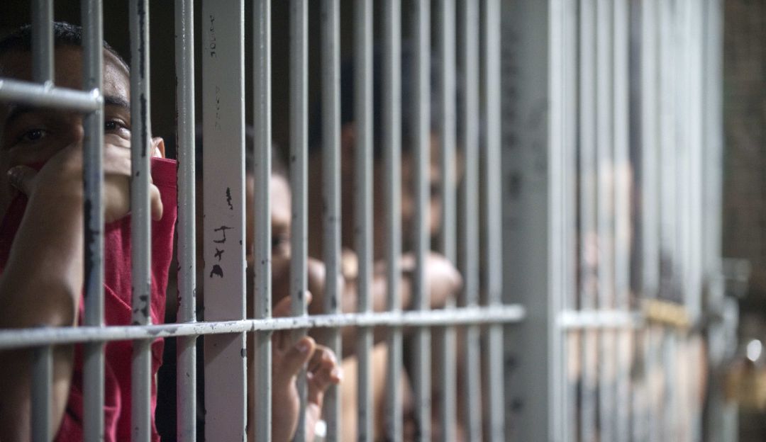 Fuga de reclusos en Puente Aranda Este lunes, en las horas de la mañana, las autoridades informaron que al menos 12 personas que se encontraban detenidas en la URI de Puente Aranda, en el sur de Bogotá se fugaron, al parecer, saltando una reja.