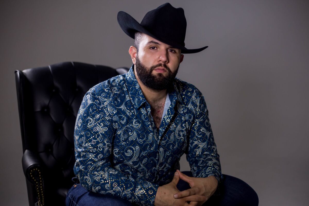 ENTREVISTA: Carín León nos cuenta sobre su carrera y sus conciertos en Colombia El cantante, guitarrista y compositor Carín León habló en entrevista exclusiva con Q'HUBO y nos contó sobre cómo posiciona su carrera a nivel nacional e internacional, pues es uno de los artistas mexicanos más importantes del momento. 
