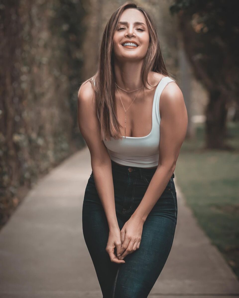 Carmen Villalobos sigue consolidándose en Estados Unidos 1 Carmen Villalobos sigue consolidándose en Estados Unidos En la última década, Carmen Villalobos se ha consolidado como un talento exclusivo de Telemundo y ha tenido éxito protagonizando producciones como la segunda y la tercera temporada de ‘Sin senos sí hay paraíso’. La misma cadena la escogió, por primera vez, como antagonista en la reciente versión de ‘Café con aroma de mujer’ y le fue tan bien, que se llevó el India Catalina por ese papel.