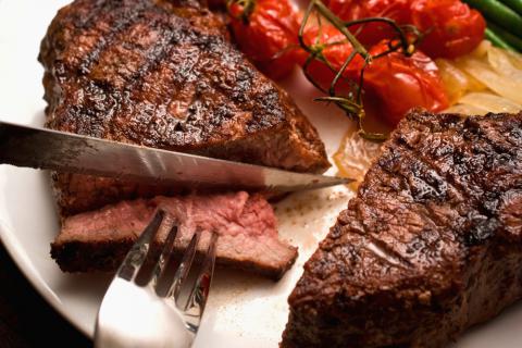 Se ahogaba con un pedazo de carne y el carro que le llevaba a emergencias se estrelló Un desafortunado suceso le ocurrió a una mujer de 84 años cuando en medio de una cena familiar se empezó a asfixiar con un trozo de carne, por lo que sus allegados decidieron llevarla a un hospital, pero lastimosamente, cuando se dirigían a emergencias tuvieron un accidente de tránsito y la mujer murió.