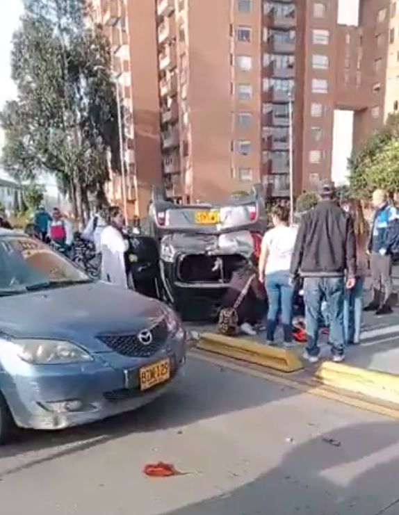 En Suba carro se volcó en el carril de Transmilenio Un complicado accidente se presentó en la localidad de Suba, luego de que un vehículo particular perdiera el control y se volcara sobre la calzada exclusiva de Transmilenio.
