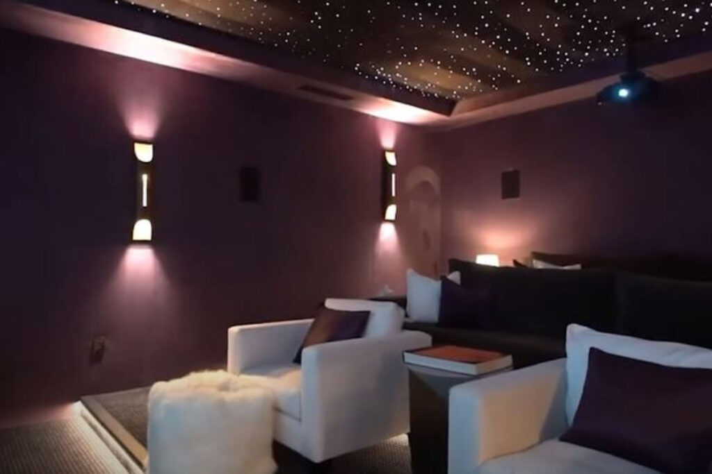 La humilde casa de 'Lucho' en Inglaterra 3 La humilde casa de 'Lucho' en Inglaterra Sin embargo, Lucho ha tenido más afinidad con los jugadores Thiago, Roberto Firmino y Allison Becker, debido a que habla portugués, idioma que aprendió por su paso por Porto.