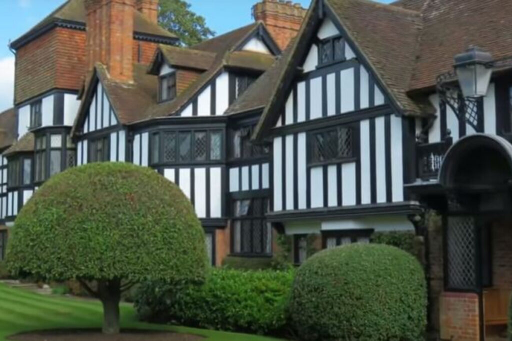 La humilde casa de 'Lucho' en Inglaterra 1 La humilde casa de 'Lucho' en Inglaterra Sin embargo, Lucho ha tenido más afinidad con los jugadores Thiago, Roberto Firmino y Allison Becker, debido a que habla portugués, idioma que aprendió por su paso por Porto.