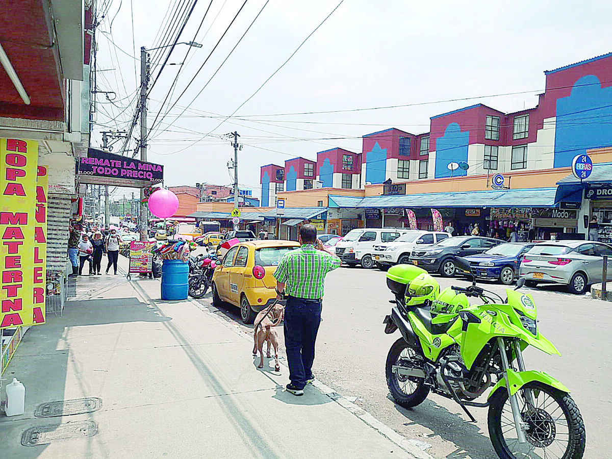 Homicidio en medio de riña en Casalinda 5 Homicidio en medio de riña en Casalinda Una calle del sector de Casalinda, en Ciudad Bolívar, se convirtió en el escenario de una riña que cobró la vida de un hombre de 35 años la madrugada de este sábado. Las autoridades se encuentran investigando los hechos para dar con el responsable de este crimen.