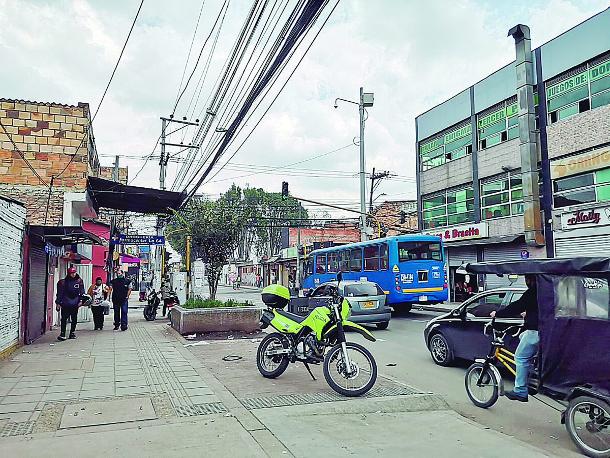 Homicidio en medio de riña en Casalinda 2 Homicidio en medio de riña en Casalinda Una calle del sector de Casalinda, en Ciudad Bolívar, se convirtió en el escenario de una riña que cobró la vida de un hombre de 35 años la madrugada de este sábado. Las autoridades se encuentran investigando los hechos para dar con el responsable de este crimen.