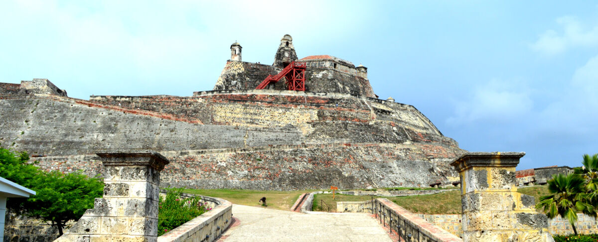 Extranjeros pintaron grafiti en el histórico Castillo de San Felipe Dos jóvenes de 21 y 22 años de edad, con una lata de spray de color negro pintaron letras en una pared del icónico Castillo San Felipe.