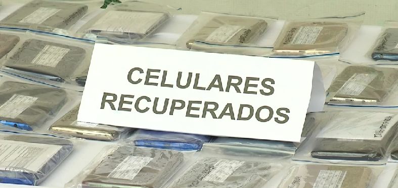 Caen 'Los Galanes' banda que robaba celulares en buses del SITP 2 Caen 'Los Galanes' banda que robaba celulares en buses del SITP La Policía Metropolitana de Bogotá, con la ayuda de agentes encubiertos, logro desmantelar una banda que se dedicaban al hurto de celulares en buses del SITP en el sur de la ciudad.