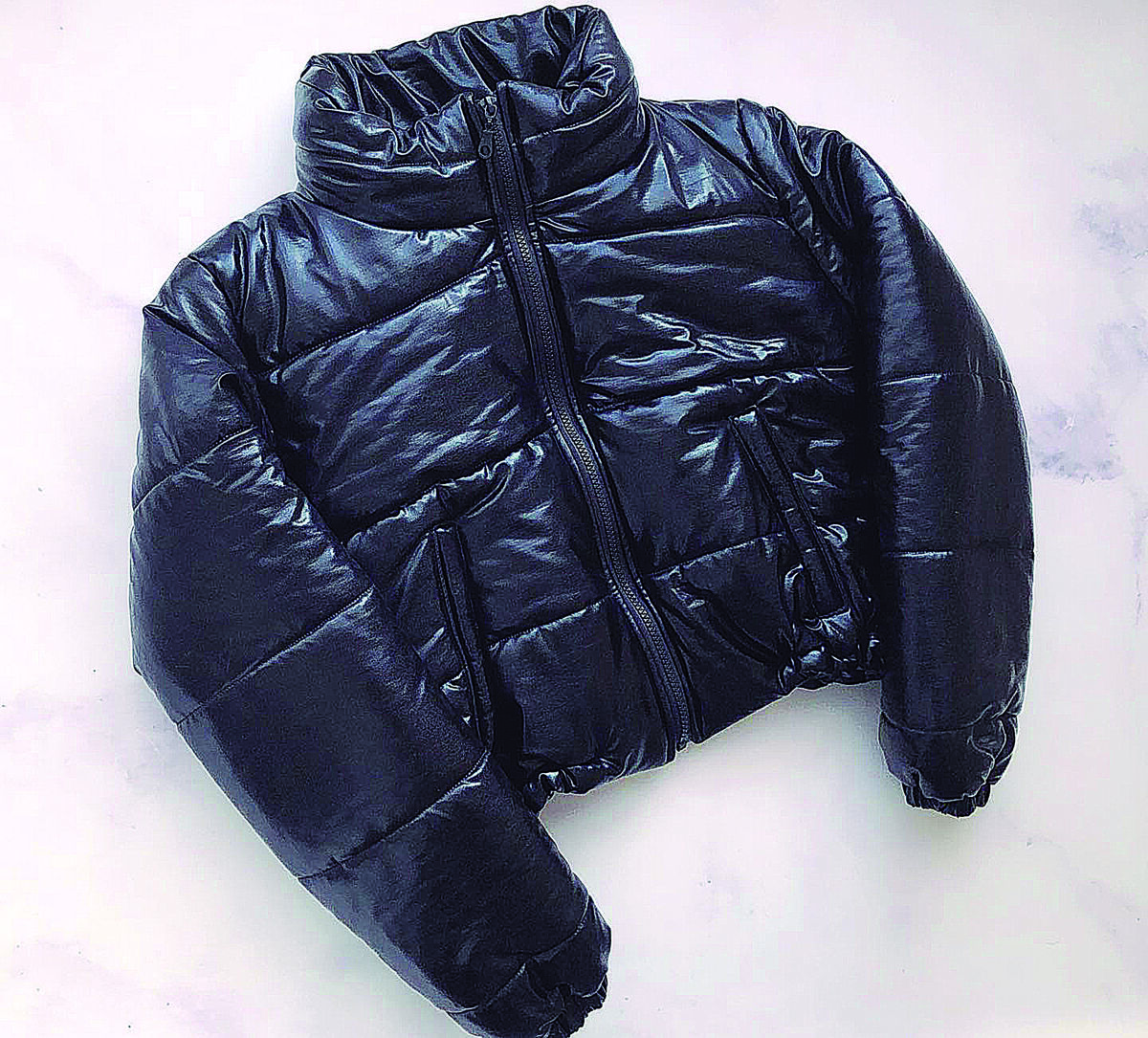 Las 3 prendas en tendencia para el invierno Empezaron a llegar los días de invierno y el frío se hace sentir. Aunque muchos no estén tan pendientes de la moda, lo cierto es que el clima influye directamente en la forma de vestirse, por comodidad y autocuidado, ya que los resfriados están a la vuelta de la esquina.&nbsp;