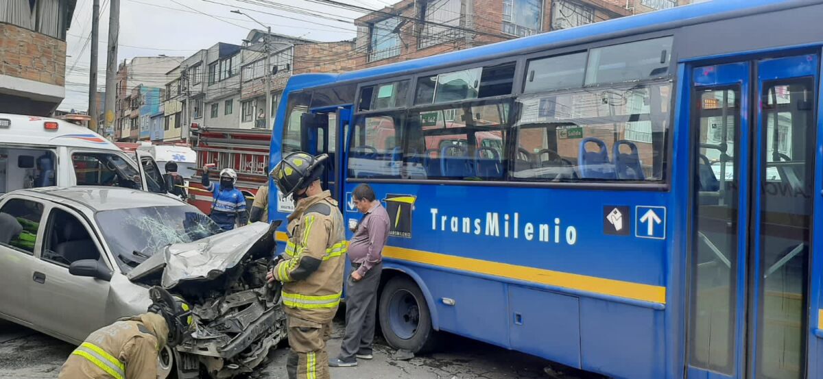 13 lesionados por choque entre carro y bus del SITP en Engativá 5 13 lesionados por choque entre carro y bus del SITP en Engativá Un aparatoso accidente de tránsito con 13 heridos ocurrió este jueves en Engativá, donde se vieron involucrados un vehículo particular y bus del Sistema Integrado de Transporte Público (SITP).