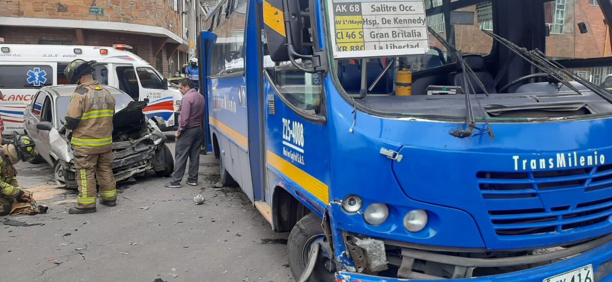 13 lesionados por choque entre carro y bus del SITP en Engativá 2 13 lesionados por choque entre carro y bus del SITP en Engativá Un aparatoso accidente de tránsito con 13 heridos ocurrió este jueves en Engativá, donde se vieron involucrados un vehículo particular y bus del Sistema Integrado de Transporte Público (SITP).