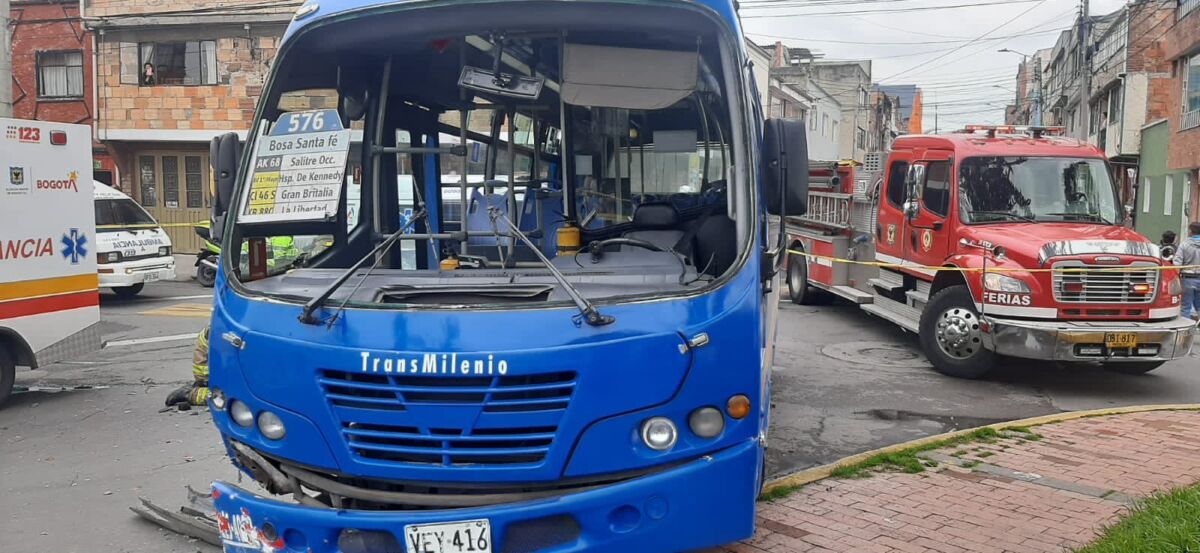 13 lesionados por choque entre carro y bus del SITP en Engativá 1 13 lesionados por choque entre carro y bus del SITP en Engativá Un aparatoso accidente de tránsito con 13 heridos ocurrió este jueves en Engativá, donde se vieron involucrados un vehículo particular y bus del Sistema Integrado de Transporte Público (SITP).