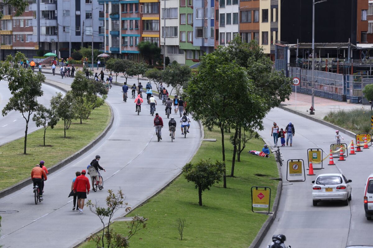 Este Jueves Santo habrá ciclovía en Bogotá El Instituto Distrital de Recreación y Deporte, dio a conocer que en la Semana Santa en la ciudad de Bogotá habrá ciclovía el Jueves y Domingo Santo, en su horario habitual, de 7 de la mañana a 2 de la tarde para que toda la ciudadanía pueda disfrutar en familia.  