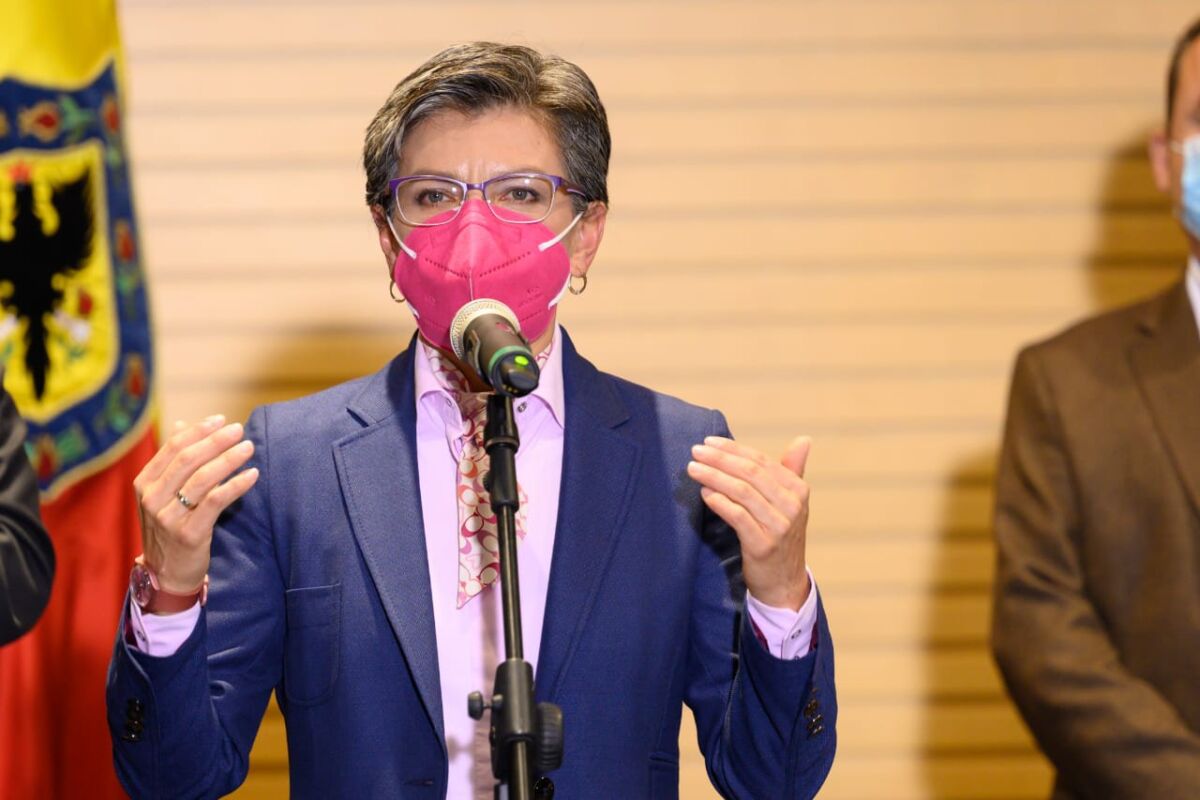 La posición de la alcaldesa sobre el retiro del uso de tapabocas Tras el anunció del presidente de la República, Iván Duque Márquez, de levantar muchas de las restricciones que se han aplicado hasta ahora, por el Covid- 19, entre ellas el uso obligatorio de tapabocas, la alcaldesa Claudia López a través de su cuenta de Twitter dio a conocer cuál es su posición respecto.