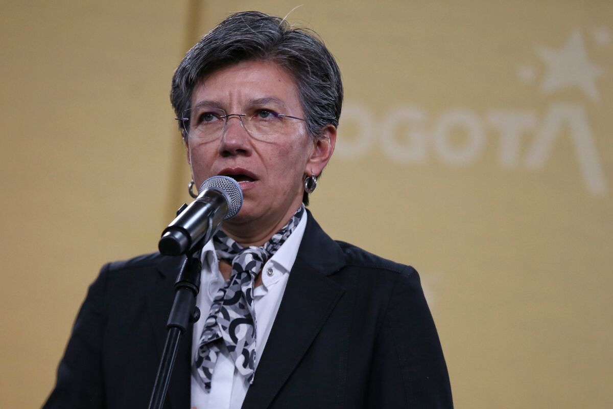 Padre de Claudia López es condenado a 7 años de cárcel por violencia intrafamiliar Reyes Elías López, padre de la exalcaldesa Claudia López, fue encontrado culpable de ejercer actos reiterados de violencia psicológica, física y emocional contra su núcleo familiar.