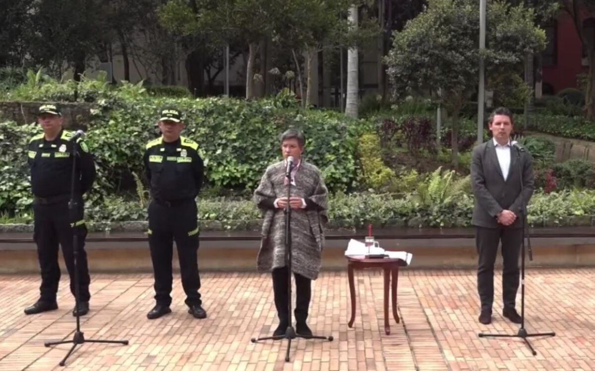Claudia López pide al Gobierno levantar el uso del tapabocas en colegios En las últimas horas, la alcaldesa Claudia López le solicitó al presidente Iván Duque que levantara el uso del tapabocas dentro de las instituciones educativas de la capital.