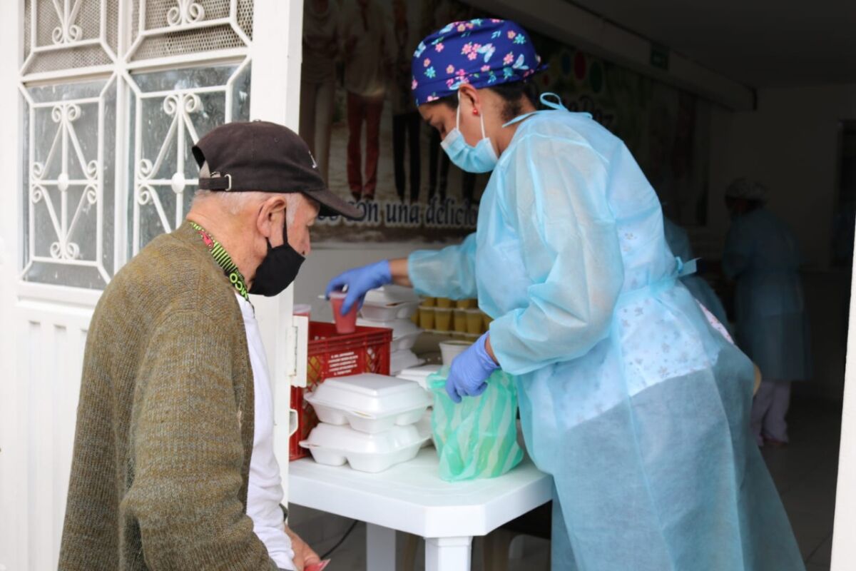 Alcaldía de Soacha hace seguimiento a los comedores comunitarios 1 Alcaldía de Soacha hace seguimiento a los comedores comunitarios La Alcaldía del municipio de Soacha informó que durante el mes de abril se ha realizado visitas técnicas a los puntos de comedores comunitarios de las comunas 1,2,3,4 y 5, donde se hizo revisión completa desde los preparativos hasta la entrega de alimentos.
