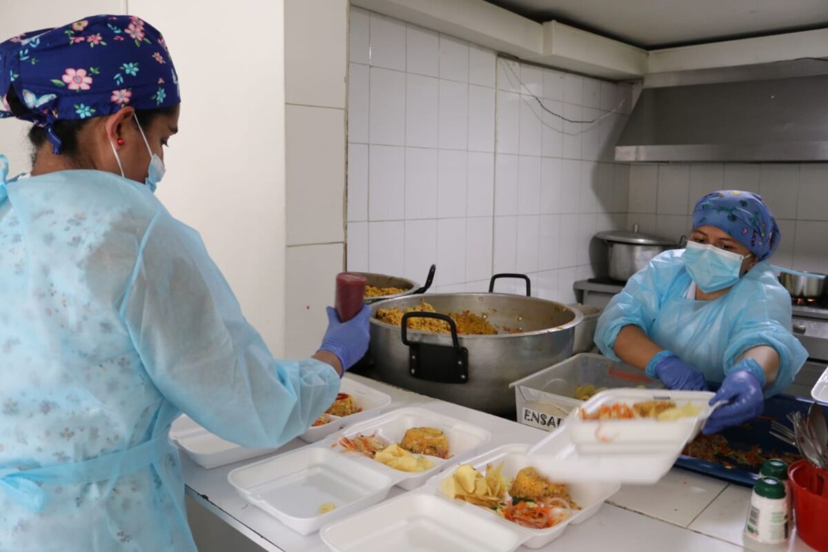 Alcaldía de Soacha hace seguimiento a los comedores comunitarios 2 Alcaldía de Soacha hace seguimiento a los comedores comunitarios La Alcaldía del municipio de Soacha informó que durante el mes de abril se ha realizado visitas técnicas a los puntos de comedores comunitarios de las comunas 1,2,3,4 y 5, donde se hizo revisión completa desde los preparativos hasta la entrega de alimentos.