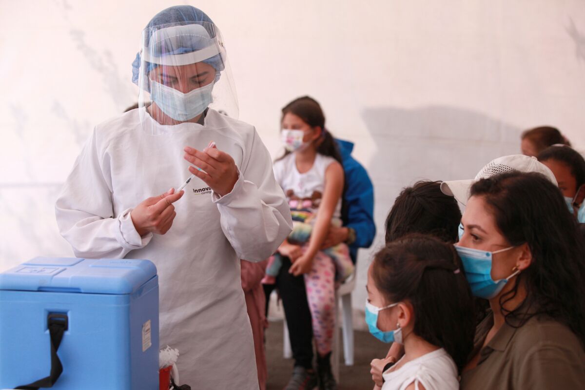 Invima aprobó vacuna Moderna contra el Covid a menores de 5 años La junta de Medicamentos del Instituto Nacional de Vigilancia de Medicamentos y Alimentos (Invima), en las últimas horas aprobó la Autorización Sanitaria de Uso Urgente (ASUE) de la vacuna ARNm contra el COVID-19 de Moderna, a población menor entre los 6 meses y 5 años de edad con el objetivo de prevenir el contagio de Covid-19.