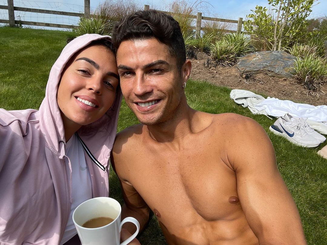 Cristiano y Georgina presentaron a su nueva bebé Cada que un famoso tiene un bebé sus seguidores están al pendiente para poder conocerlo. Muchos son muy herméticos y no lo dejan ver, pero, otros como Cristiano Ronaldo y su esposa Georgina no tienen lío y dejan ver a sus pequeños.