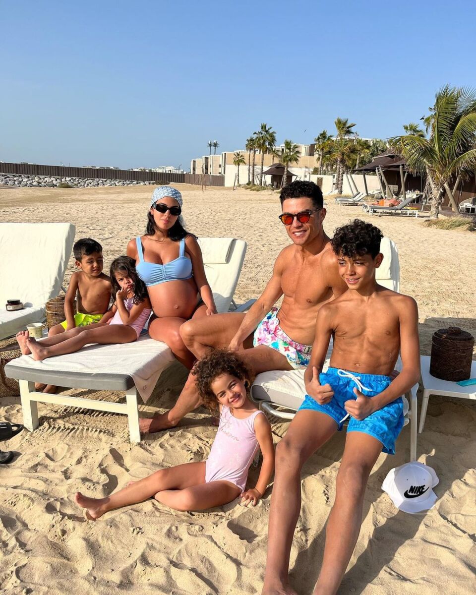 La historia de amor de Cristiano Ronaldo y Georgina 1 La historia de amor de Cristiano Ronaldo y Georgina Mucho se habla del gran crack del balompié Cristiano Ronaldo, su talento en las canchas es innegable, tanto así que actualmente juega como delantero del equipo Manchester de Inglaterra.