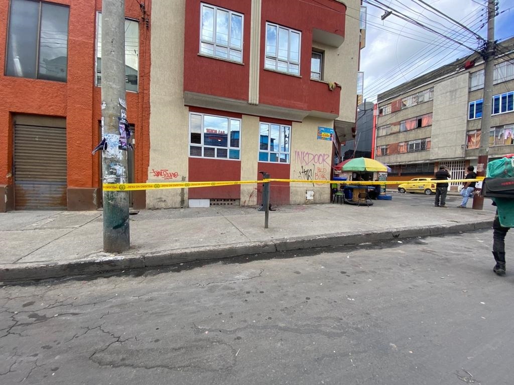 Pelea a muerte por un video entre dos trans en zona de tolerancia Las delgadas piernas de Lucía que sobresalían de la falda corta que acostumbraba a usar intentaron acelerar el paso al ver que una mujer trans, con la que había tenido pleitos días atrás, corría hacía ella empuñando un cuchillo en su mano derecha.