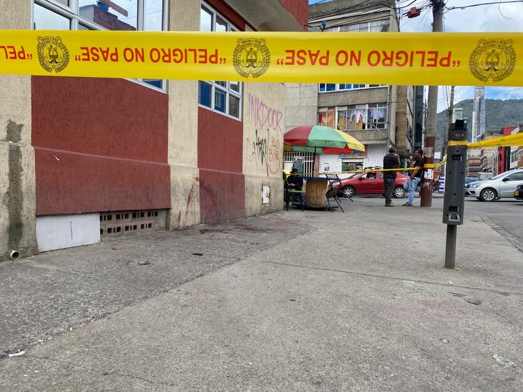 Pelea a muerte por un video entre dos trans en zona de tolerancia Las delgadas piernas de Lucía que sobresalían de la falda corta que acostumbraba a usar intentaron acelerar el paso al ver que una mujer trans, con la que había tenido pleitos días atrás, corría hacía ella empuñando un cuchillo en su mano derecha.